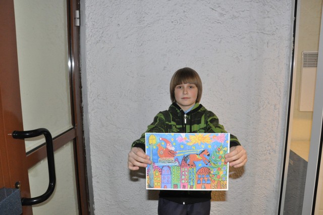 11-letni Kacper Kuk z Oświęcimia pokazuje swój rysunek. "Sanie ze świętym Mikołajem" na aukcji charytatywnej sprzedano za 3200 zł