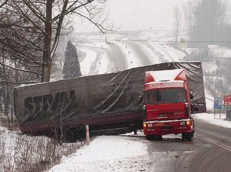 Czeski liaz blokował drogę przez trzy godziny.