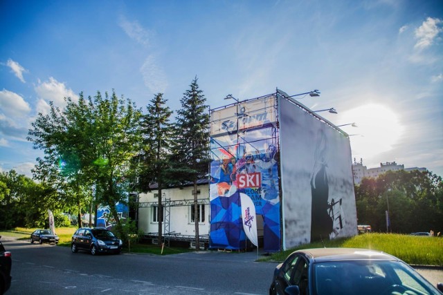 Tu przedmiotem kontrowersji nie była bezpośrednio treść, a forma. Wysoki na kilkanaście metrów stelaż, który otaczał budynek przy Dolinie Służewieckiej, tuż obok zabytkowego kościoła Świętej Katarzyny, w końcu zniknął. Władze dzielnicy od lat bezskutecznie próbowały zmusić właściciela do usunięcia banerów. I całe szczęście, bo o reklamie zaczęto mówić, iż "zjada" ona dom , którym się znajduje.