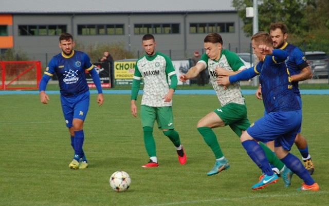 W derbach powiatu jasielskiego LKS Czeluśnica  (zielone stroje) pokonał Ostoję Kołaczyce 4-0