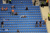 Wielka ewakuacja ze stadionu... garstki kibiców