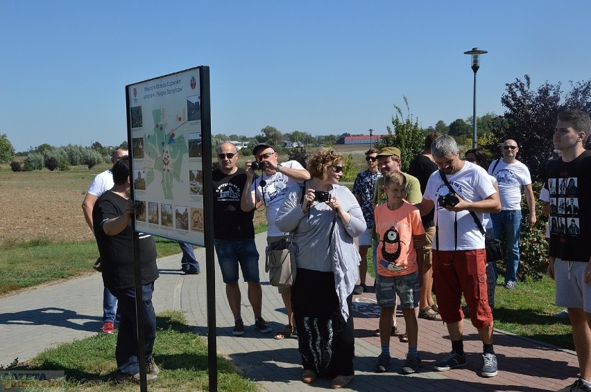 W Brześciu Kujawskim nad  jeziorem Cmentowo odsłonięto...