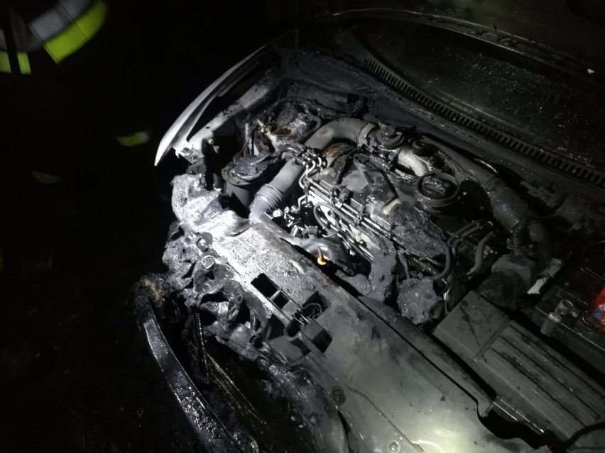 Na osiedlu Stare Sady w Wieluniu paliło się sześć aut. Jak do tego doszło?[Foto]