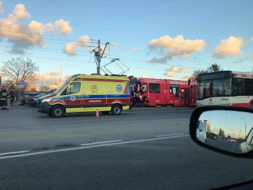 Wypadek na ul. Jana z Kolna w Gdańsku 29.10.2019. Samochód zderzył się z tramwajem. Auto na torach tramwajowych [zdjęcia]