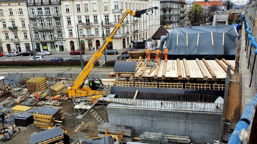 Obok trwa przygotowanie konstrukcji pod drugi łuk.