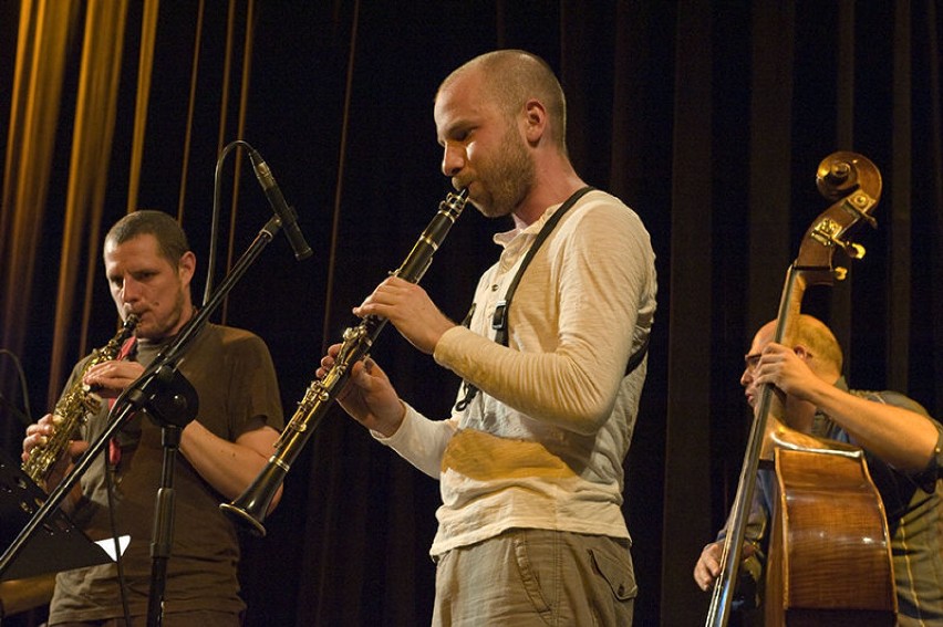 Na pierwszym planie Wacław Zimpel (klarnet, klarnet basowy,...