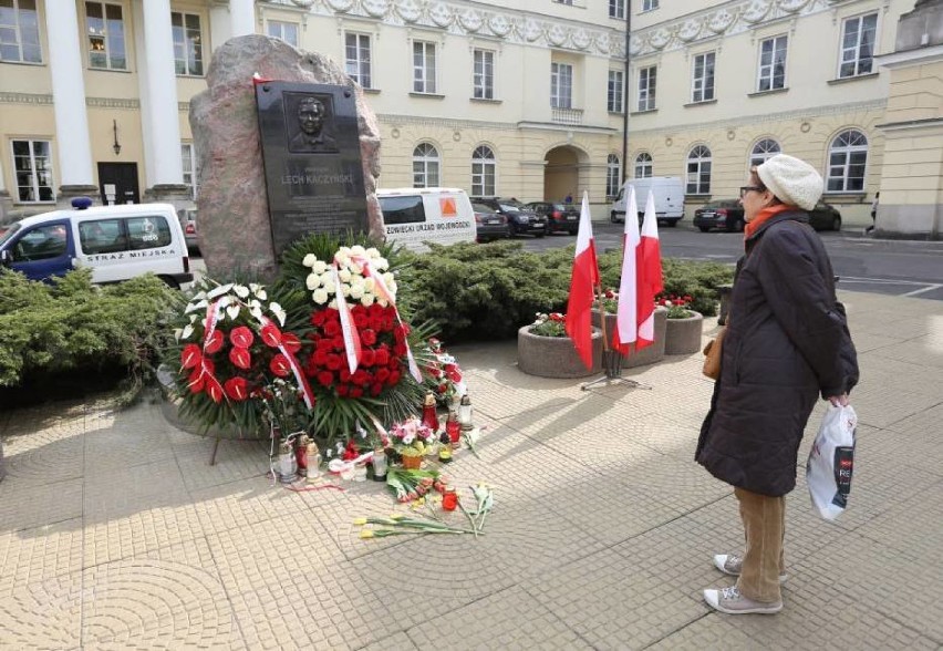 W Warszawie powstaną dwa pomniki smoleńskie. "Mają być...