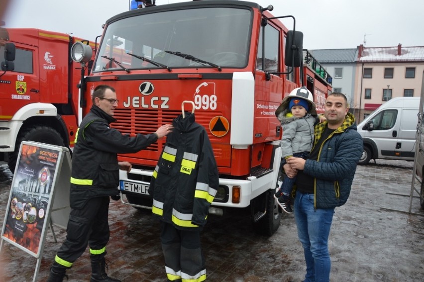 Orkiestra Świątecznej Pomocy gra już od samego rana. Na pl. Kościuszki działają strażacy, WOPR-owcy i strzelcy. Demonstrują swój sprzęt FOTO