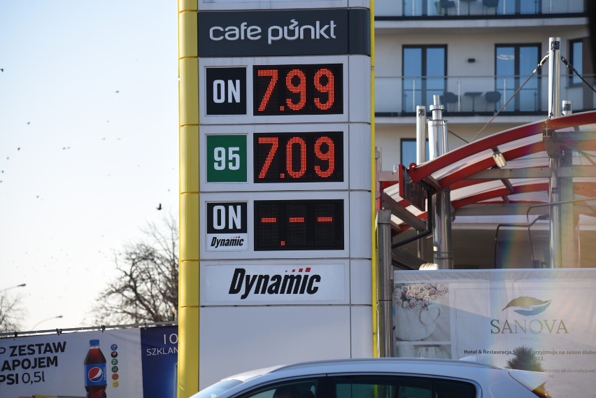 Ceny na stacjach w Jarosławiu. Zobacz, ile trzeba zapłacić za litr benzyny i oleju napędowego [14 marca]