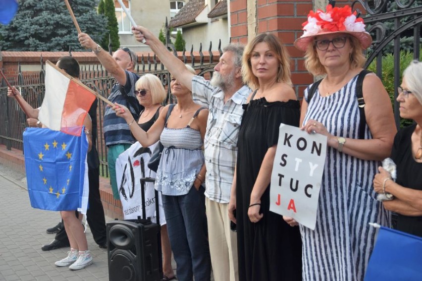 Protest przed sądem w Chodzieży. Protestowała grupa mieszkańców i działacze KOD z Poznania [FOTO]