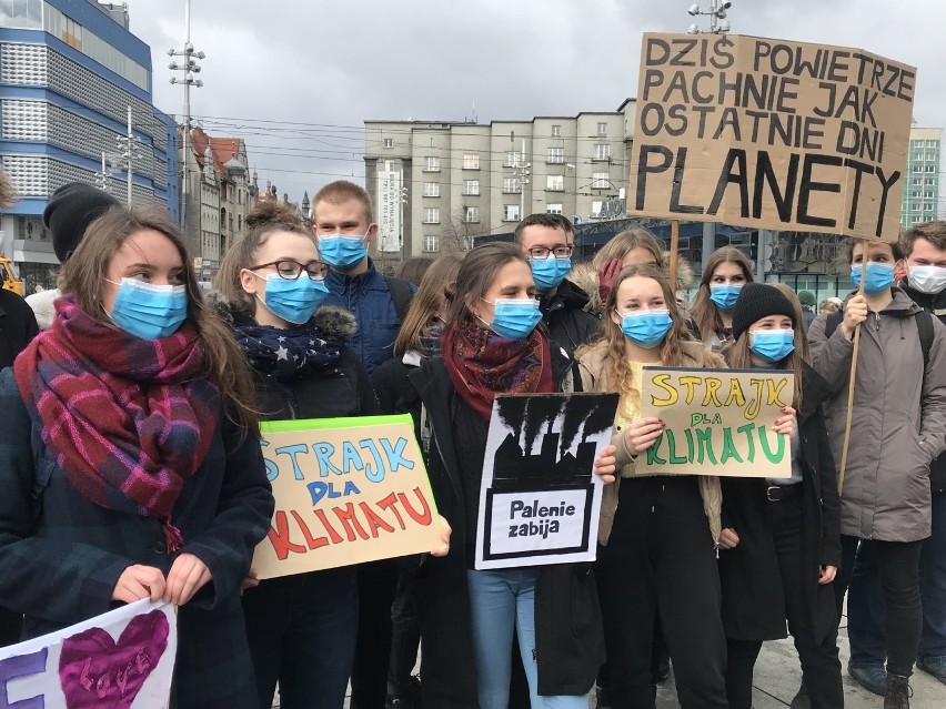 Tłumy uczniów na Młodzieżowym Strajku Klimatycznym w...