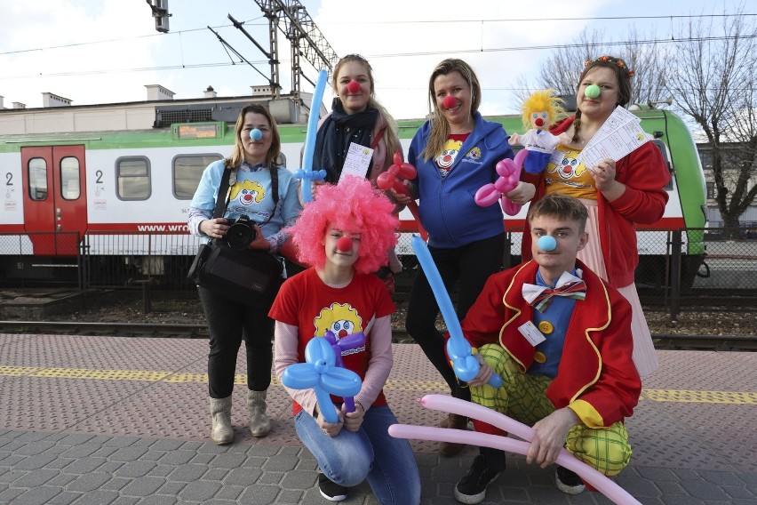 Balony na dworcu PKP. Wolontariusze Fundacji "Dr Clown" w pierwszy dzień wiosny