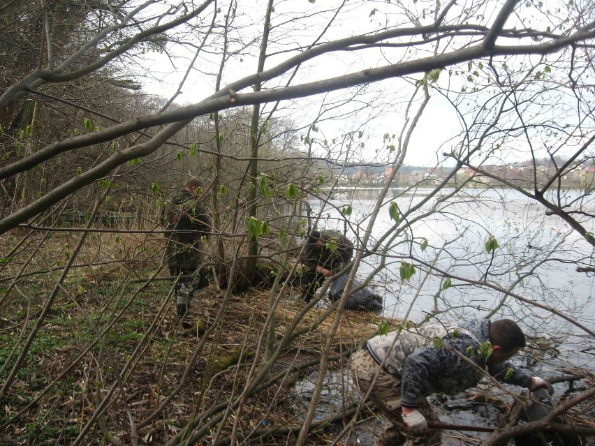 Wędkarze posprzątali brzegi jeziora kolbudzkiego
