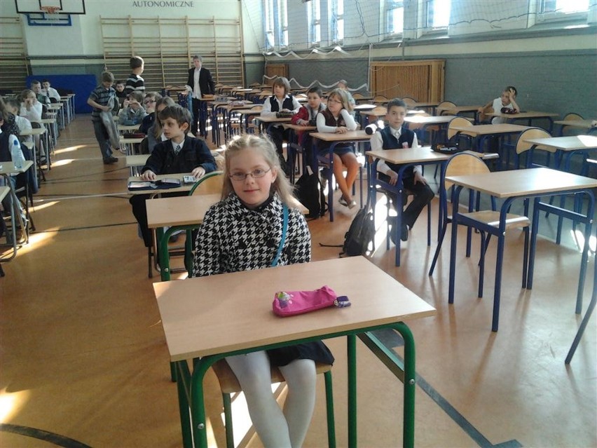 Uczniowie klas III tuż przed egzaminem konkursowym z...