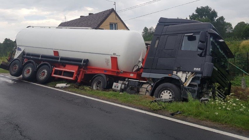 Groźne zderzenie z udziałem cysterny i samochodu osobowego