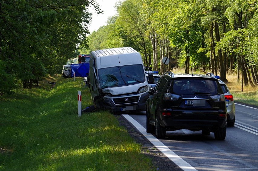 Śmiertelny wypadek w Kawicach, droga zablokowana. Pięć osób w szpitalu [ZDJĘCIA]