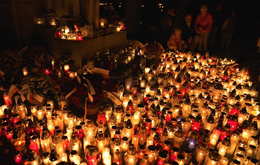 Nowy Sącz. Morze świateł na nowosądeckim Cmentarzu Komunalnym z okazji Wszystkich Świętych. Zdjęcia