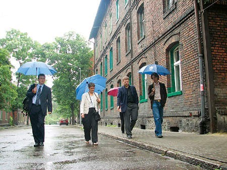 Unijni eksperci (pod niebieskimi parasolami) oglądali wczoraj Orzegów.