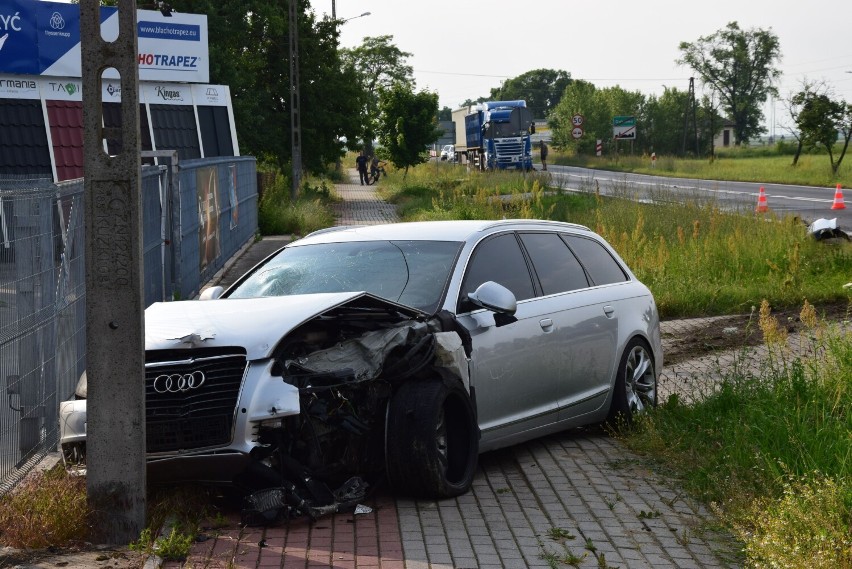 Czołowe zderzenie na dawnej ósemce w podwieluńskiej Dąbrowie. Jedna osoba trafiła do szpitala ZDJĘCIA