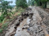 To się musiało tak skończyć: mówią  mieszkańcy zalanych dróg osiedla  w Dominicach. Gmina zapewnia, że budowa była w trakcie