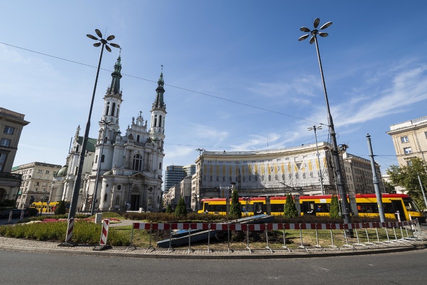 Z placu Zbawiciela zniknęła "Tęcza". Kontrowersyjna instalacja zmieniła Warszawę