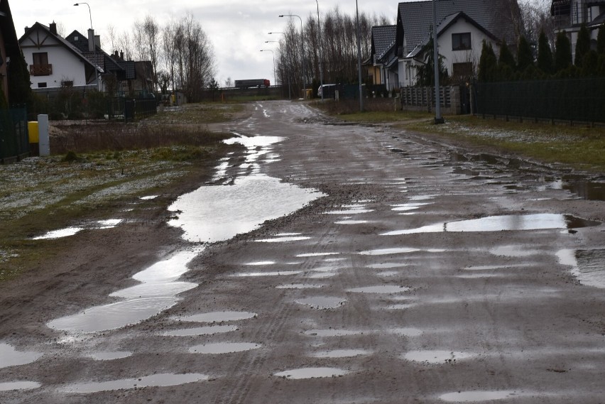 Dziurawa droga na osiedlu Pogodnym w Nieżywięciu w gminie Człuchów. Na asfalt nie ma co liczyć, a wyrównywanie drogi nie daje efektów