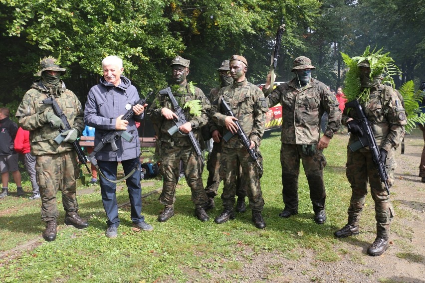 Limanowa. Turyści spotkali się na Miejskiej Górze w ramach akcji "Odkryj Beskid Wyspowy". Była msza święta, a potem biesiada 