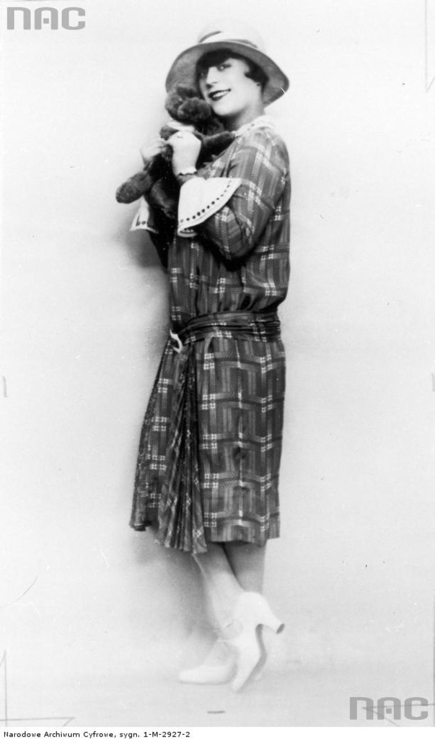 Miss Francji Roberte Cusey w kraciastej sukience z haftowanymi mankietami i kapeluszu.
