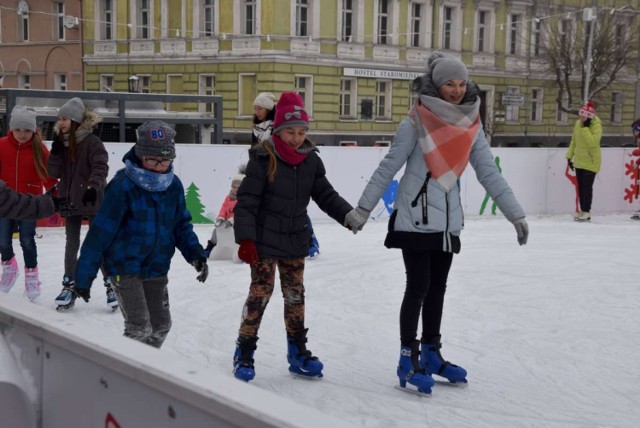 Zimowe szaleństwo na lodowisku na Rynku w Gnieźnie