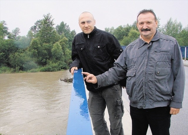 Piotr Żmudka i Jerzy Wójcicki z OSP Bielany już od kilku dni kontrolują Sołę