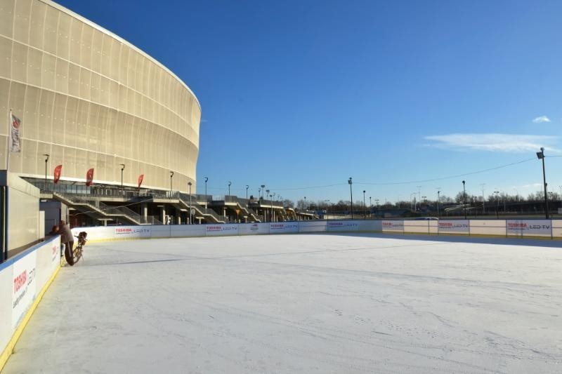 Wrocław: Lodowisko na Stadionie Miejskim otwarte! (CENNIK, GODZINY OTWARCIA)