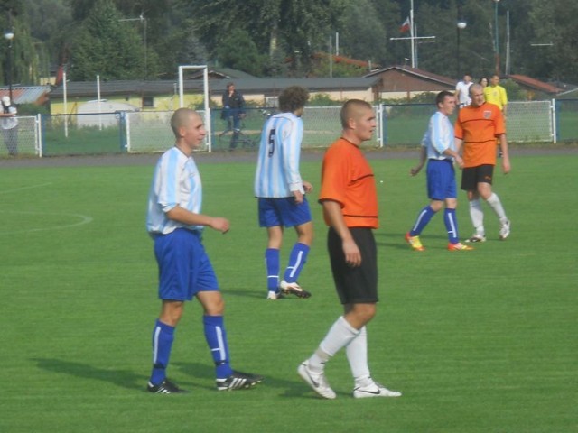 Piłkarze Kujawianki Izbica (pomarańczowe stroje) w sobotnim spotkaniu z Gopłem odnieśli pierwsze historyczne zwycięstwo w IV lidze.