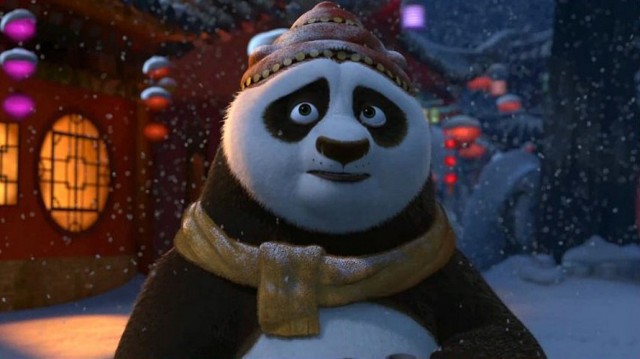 "Kung Fu Panda: Święta, święta i Po" - niedziela, 25 grudnia, Polsat, godz. 19:30

Każdego roku Po wraz z ojcem wieszają świąteczne dekoracje, gotują zupę i dzielą się nią z mieszkańcami wioski. W tym roku jednak szykują się duże zmiany. Po musi podołać obowiązkom ciążącym na smoczym wojowniku i zostać gospodarzem przyjęcia w Jadeitowym Pałacu, szykowanego wyłącznie dla mistrzów kung-fu z okazji zimowego święta. Pan Ping jest przeciwny rezygnowaniu z rodzinnej tradycji. Mimo iż Po stara się ze wszystkich sił, nie jest w stanie zadowolić ojca i mistrza Shifu...