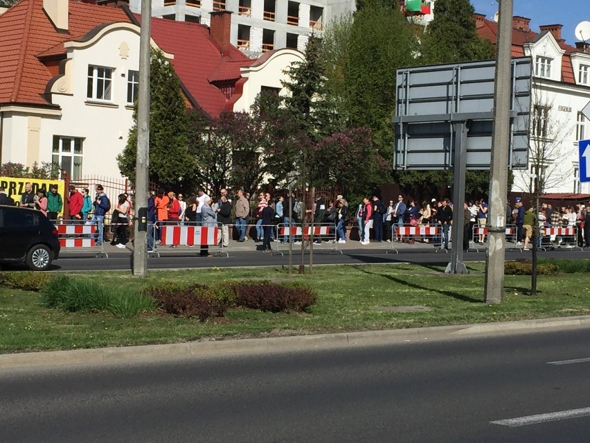Tłumy Ukraińców przed konsulatem w Krakowie. Na prezydenta wybrali komika