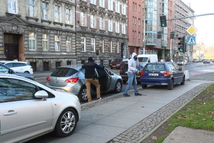 Akcja na Trzebnickiej we Wrocławiu! Policjanci z bronią, ludzie w kajdankach na ziemi [ZDJĘCIA]