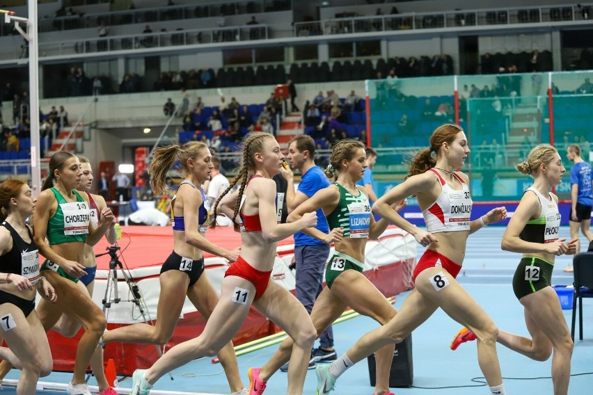 Weronika Lizakowska (w środku, nr 13) zdobyła w Toruniu...