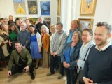 Tłumy na otwarciu galerii malarza Czesława Kotwicy w Starachowicach. Zobacz zdjęcia