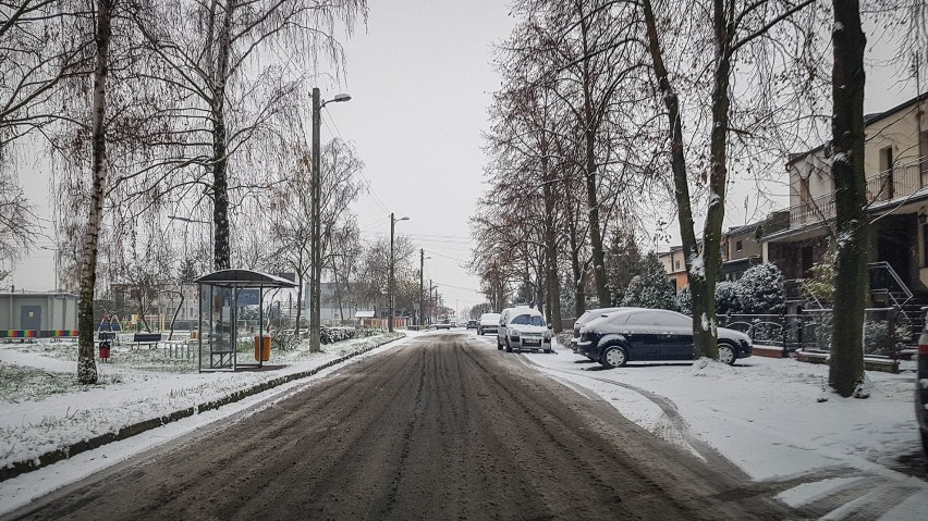Ulice Leszna po godzinie 15.00 w czwartek 3 grudnia 2020, kilka godzin po ustaniu opadów pierwszego śniegu