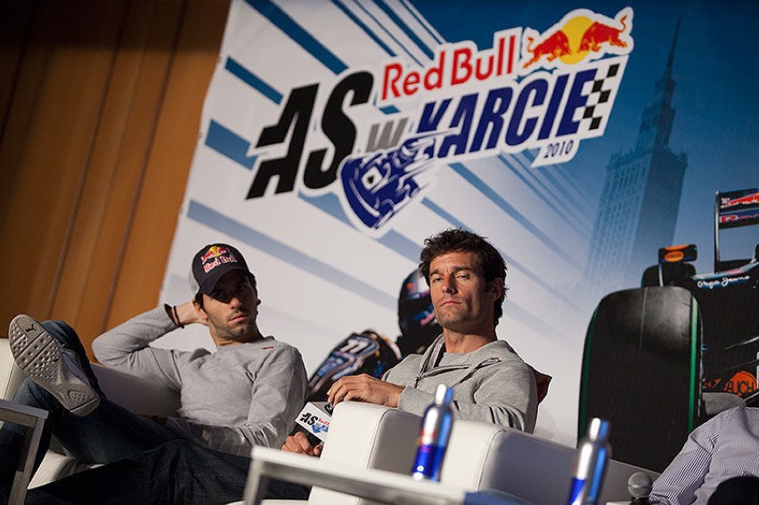 Jaime Alguersuarim (l.) i Mark Webber (p.) na konferencji...