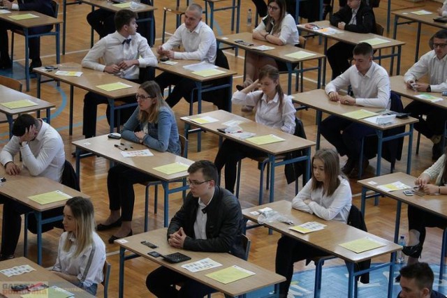 Próbna matura w tym roku odbywa się inaczej niż w latach ubiegłych. Nie w szkolnych ławach, a przed ekranami komputerów