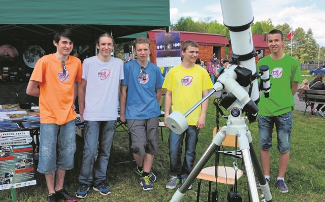 Członkoweie Koła Astronomicznego w ZSTiO. Szukasz  więcej informacji?  Wejdź na stronę www.zstiojar.edu.pl.