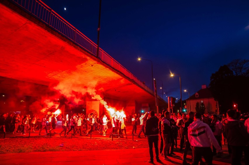 Feta legionistów na ulicach Warszawy. Tak kibice Legii...