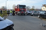 Wypadek w Skierniewicach. Jeden z samochodów przewrócił się na bok