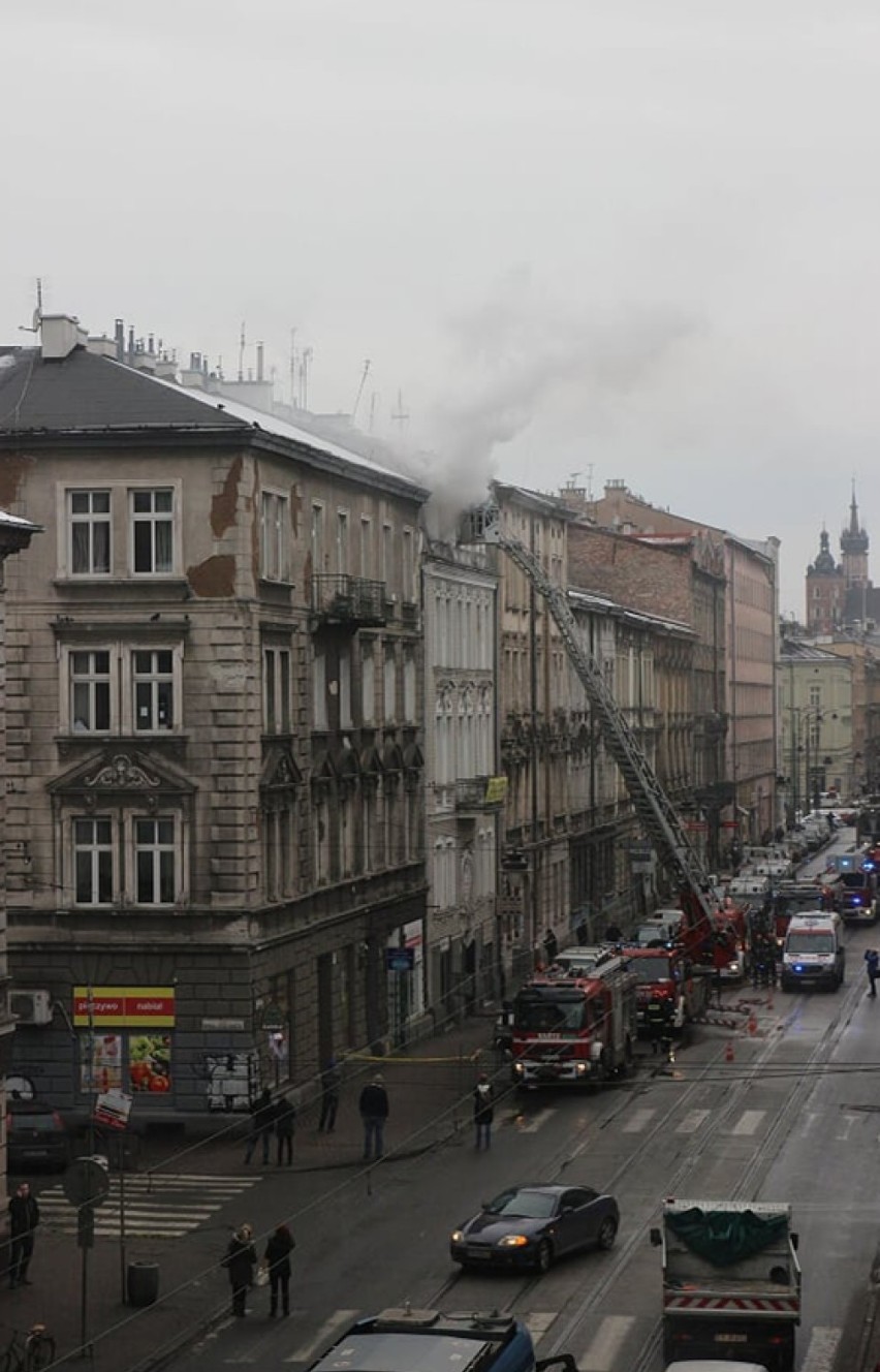 Kraków. Pożar kamienicy na ul. Starowiślnej. Jedna osoba nie żyje [ZDJĘCIA INTERNAUTKI]