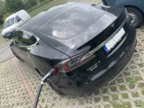 [ZDJĘCIA] Piękne samochody Tesla pod hotelem Blue Diamond. Ładowarka sprawdza się i przyciąga kierowców z całej Polski