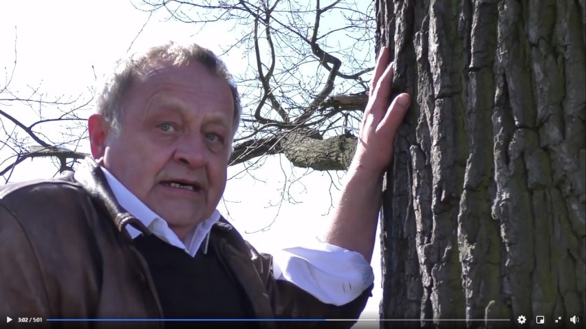 Bogdan Bentyn z przybitą dłonią do drzewa na znak protestu...