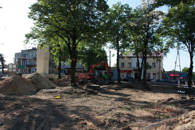Zamiast zielonego skweru w centrum Brzezin jest teraz plac budowy.