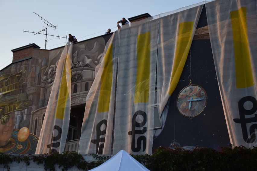 Częstochowa: gigantyczny mural "Strażnik Czasu" odsłonięty. Uroczystość zaingaurowała 15. Noc Kulturalną [ZDJĘCIA]