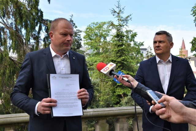 Witold Zembaczyński domaga się wyjaśnień od policji odnośnie wydarzeń z protestu przedsiębiorców w Warszawie. Tomasz Kostuś czeka na wyjaśnienia resortu zdrowia odnośnie małej liczby testów na koronawirusa w woj. opolskim.