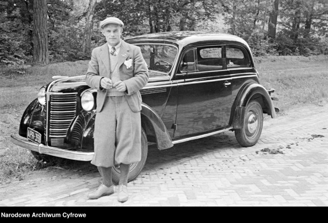 Mężczyzna w marynarce, pumpach i kaszkiecie przy samochodzie Opel Olympia, rocznik modelowy 1938.

niezidentyfikowany

źródło: Archiwum Fotograficzne Stanisława Magierskiego (NAC)